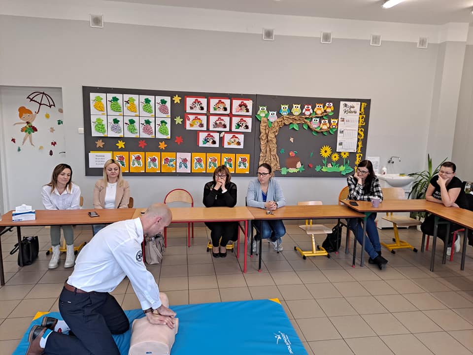 Ratownik prezentuje prawidłowy sposób masażu serca
