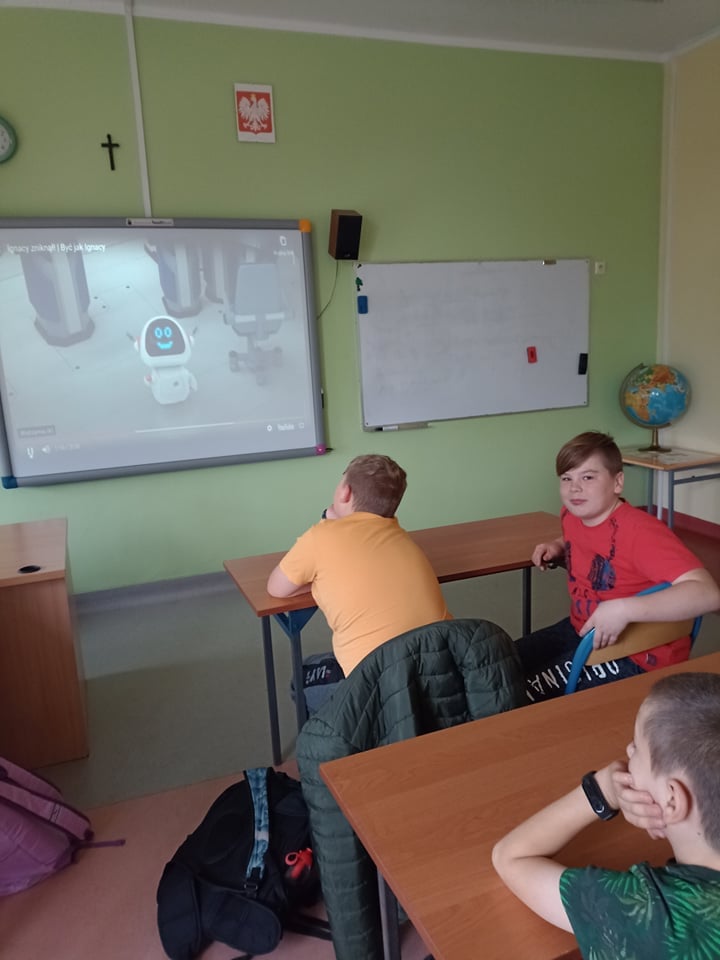 Uczniowie oglądający prezentację multimedialną