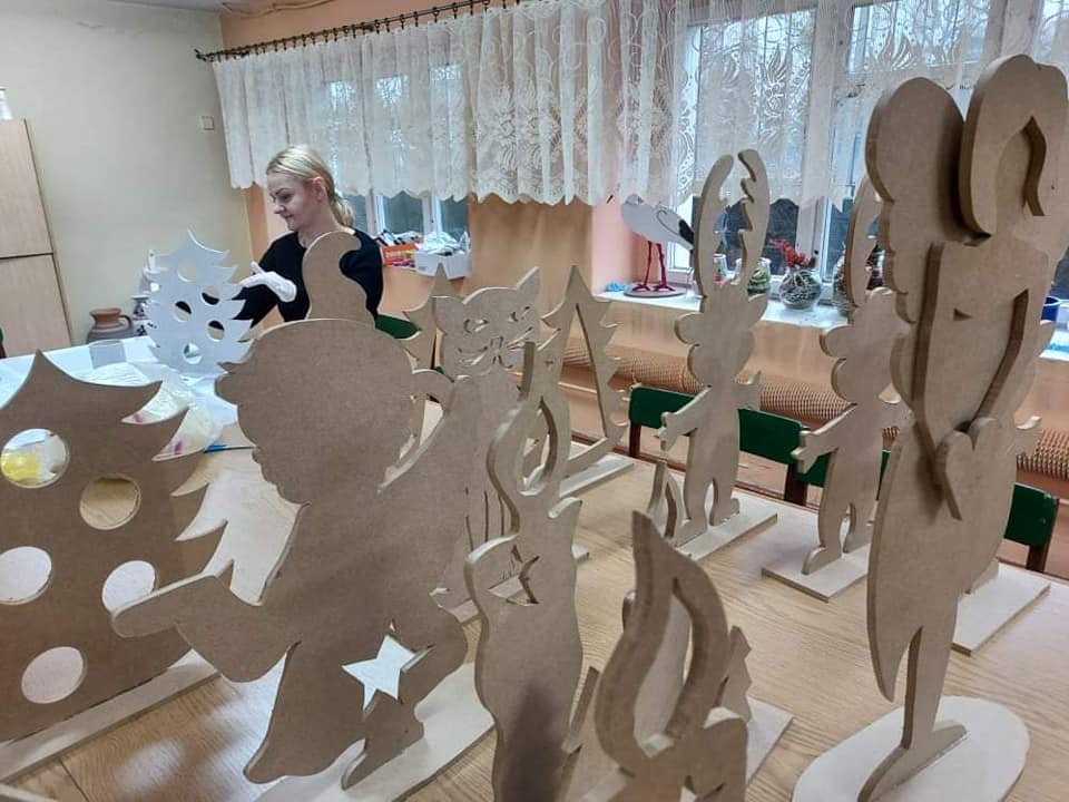 Pracownia plastyczna z elementami ze sklejki przygotowywanymi na kiermasz