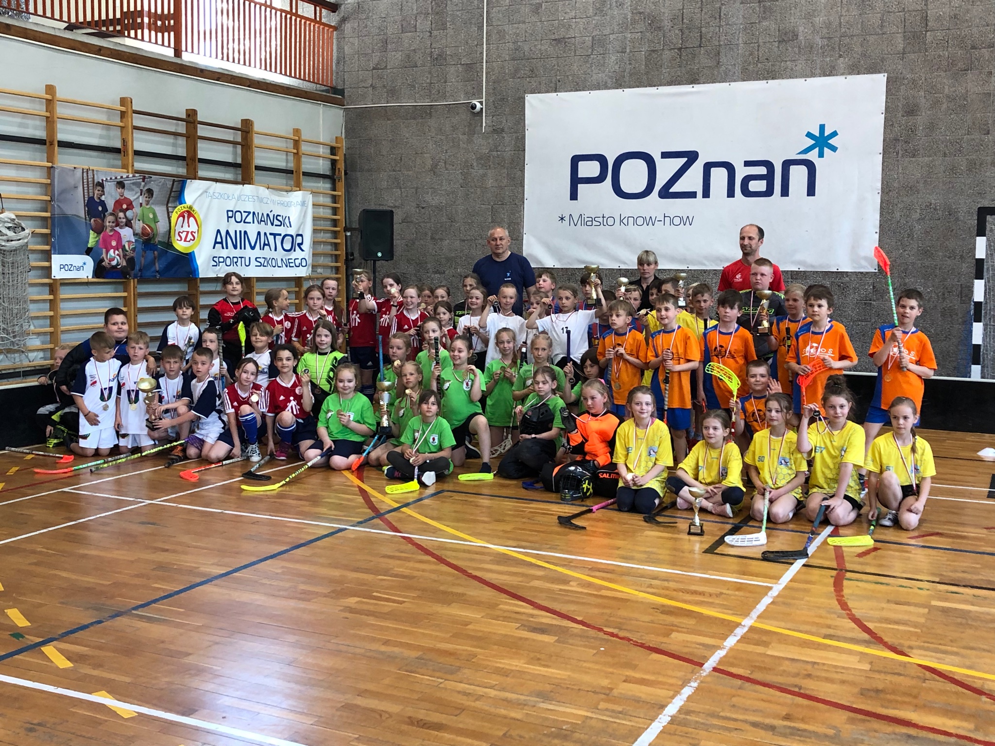 Grupowe zdjęcie wszystkich uczestników i organizatorów zawodów