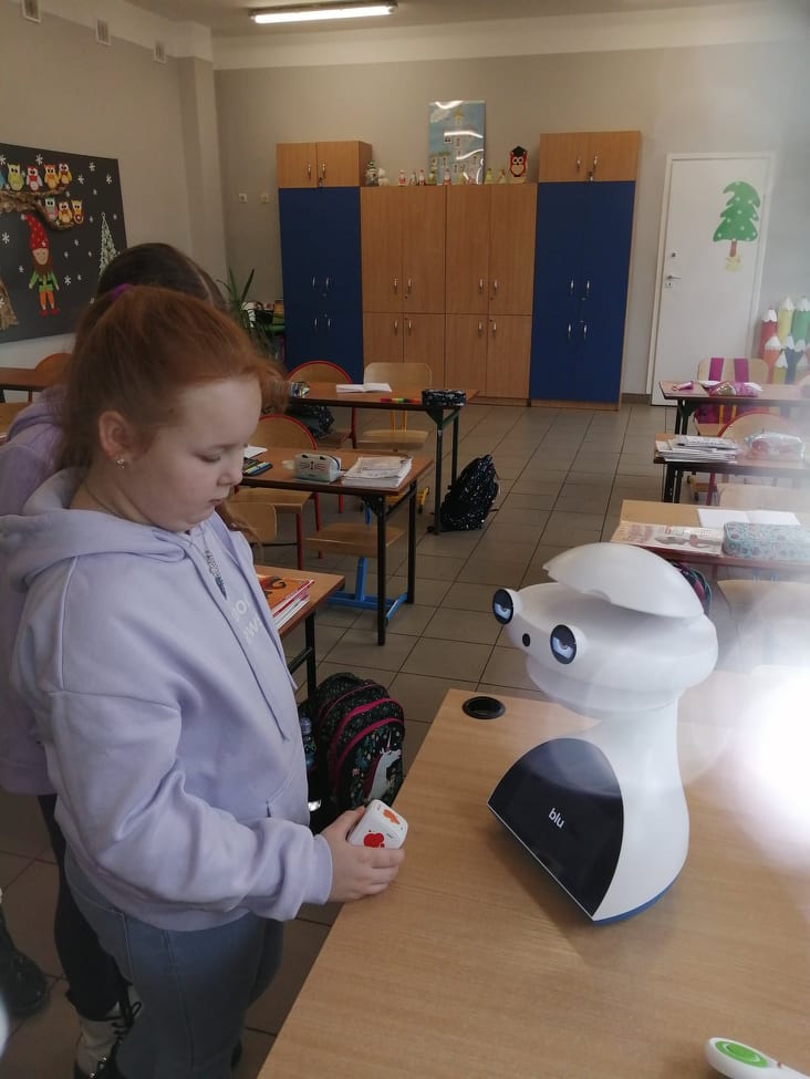 Dziewczynka zadaje pytania robotowi