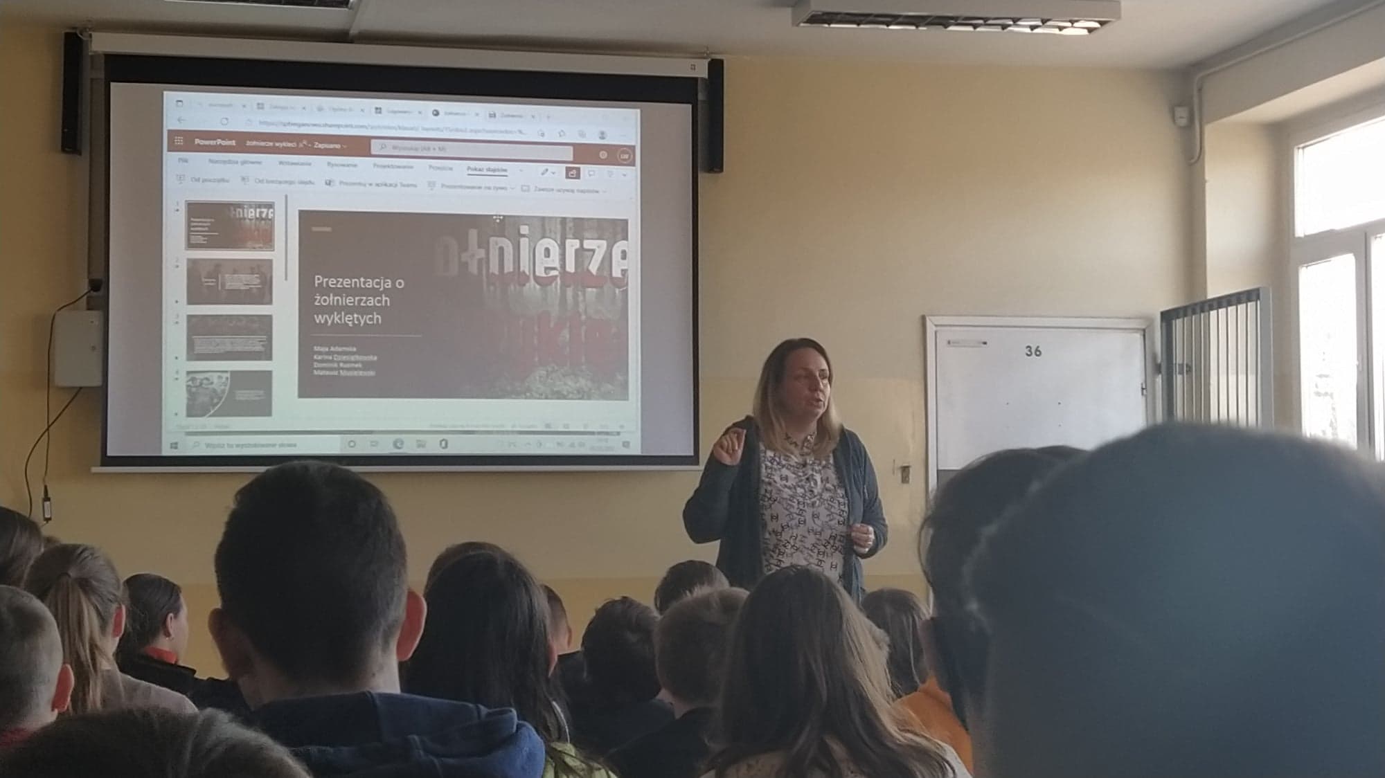 Pokaz prezentacji multimedialnej