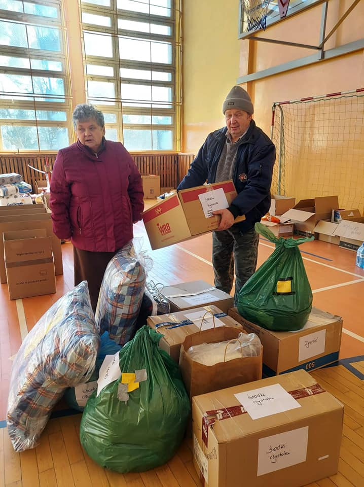mężczyzna i kobieta wśród darów na sali gimnastycznej szkoły