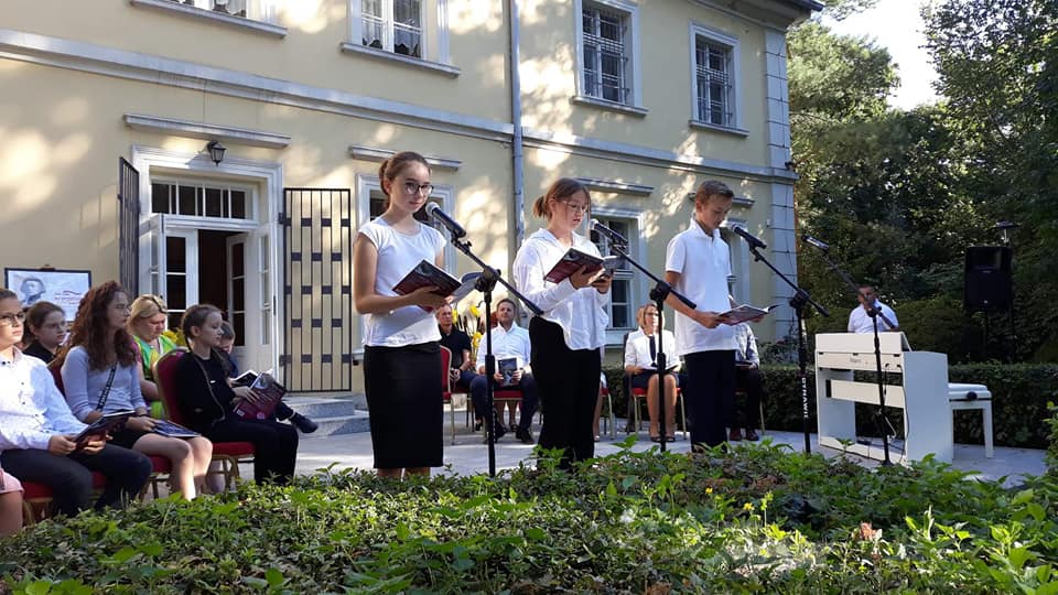 Tróje uczniów czytający książkę