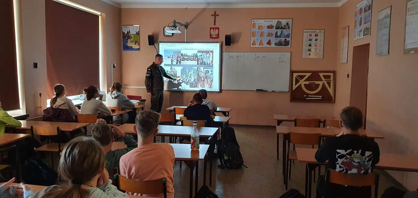 żołnierz przy tablicy interaktywnej 