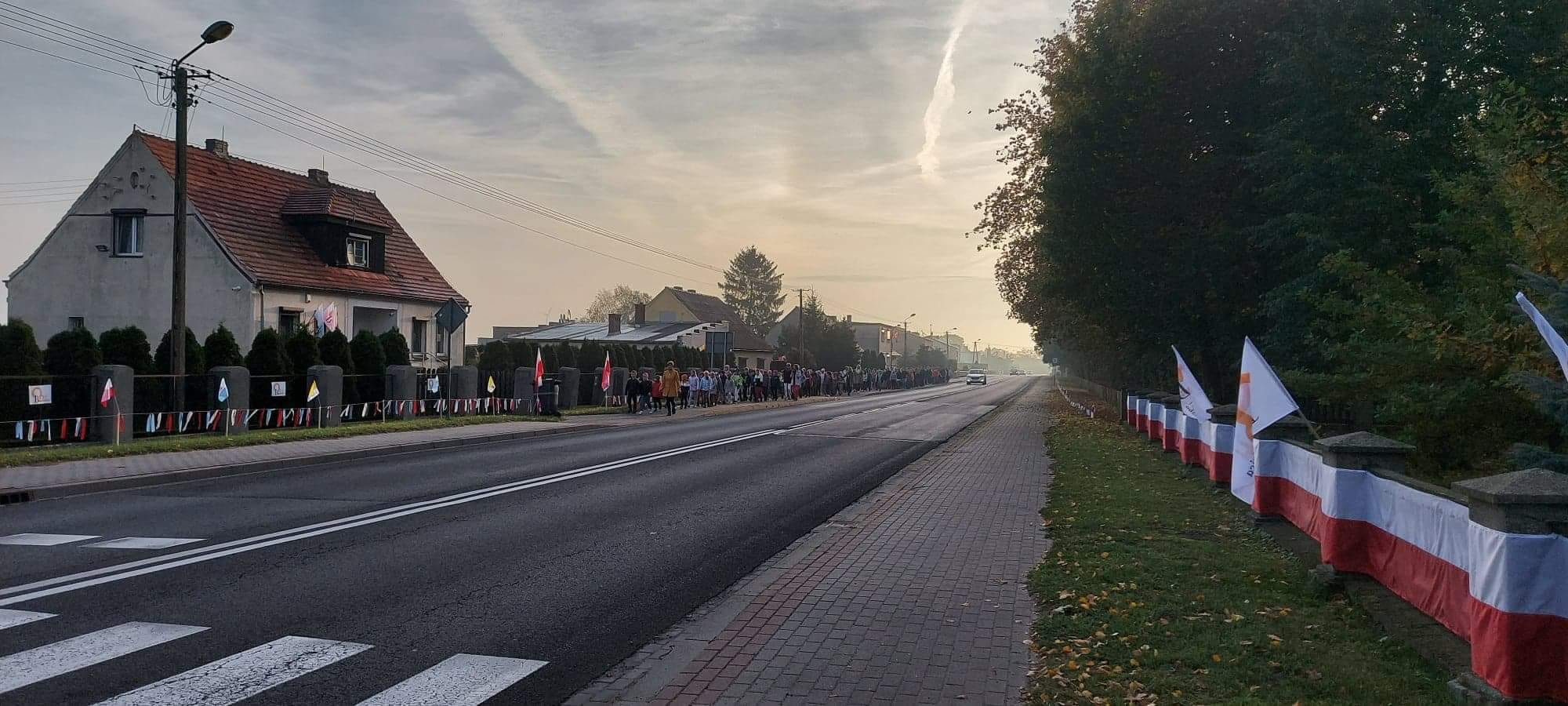 uczniowie w drodze do kościoła