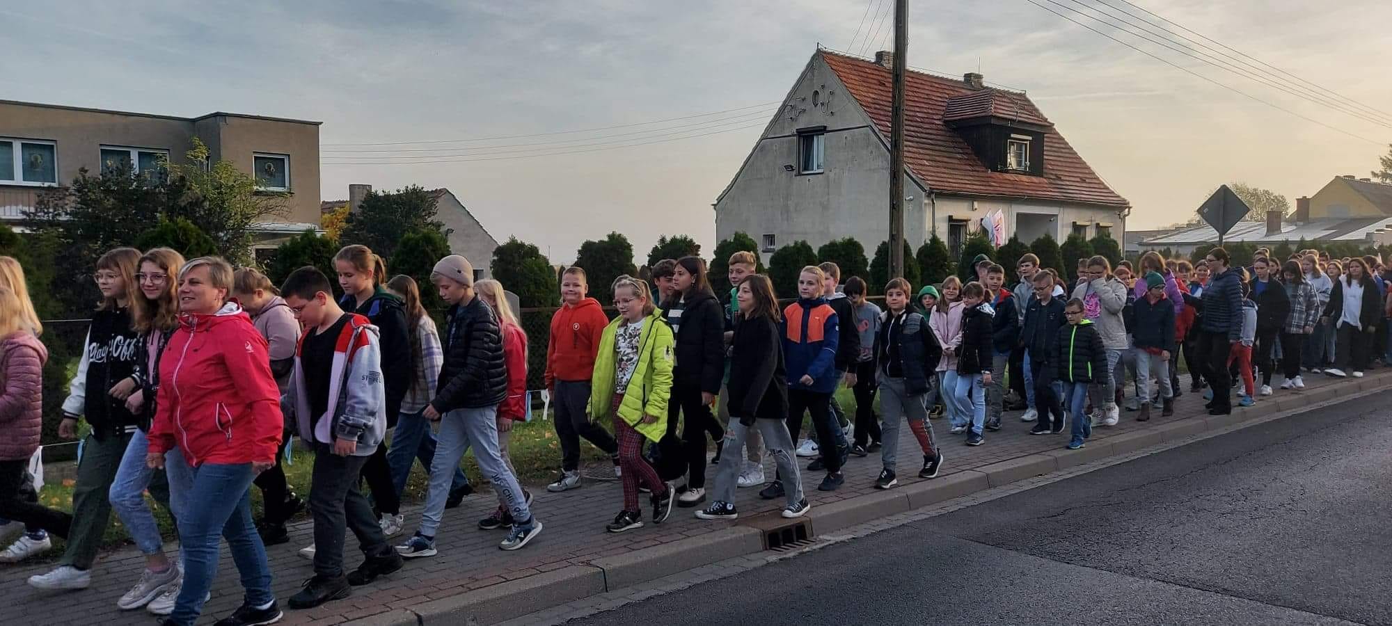 uczniowie w drodze do kościoła