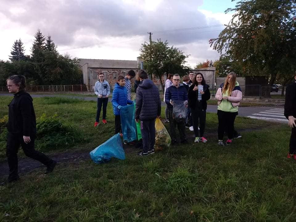 Grupa uczniów klasy ósmej z workami na śmieci