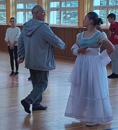 Taniec ludowy Nauczyciel tańca i uczennica w stroju ludowym prezentują układ taneczny