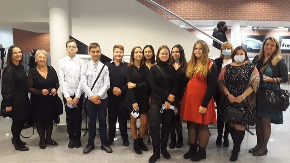 Grupa uczestników wyjazdu na balet