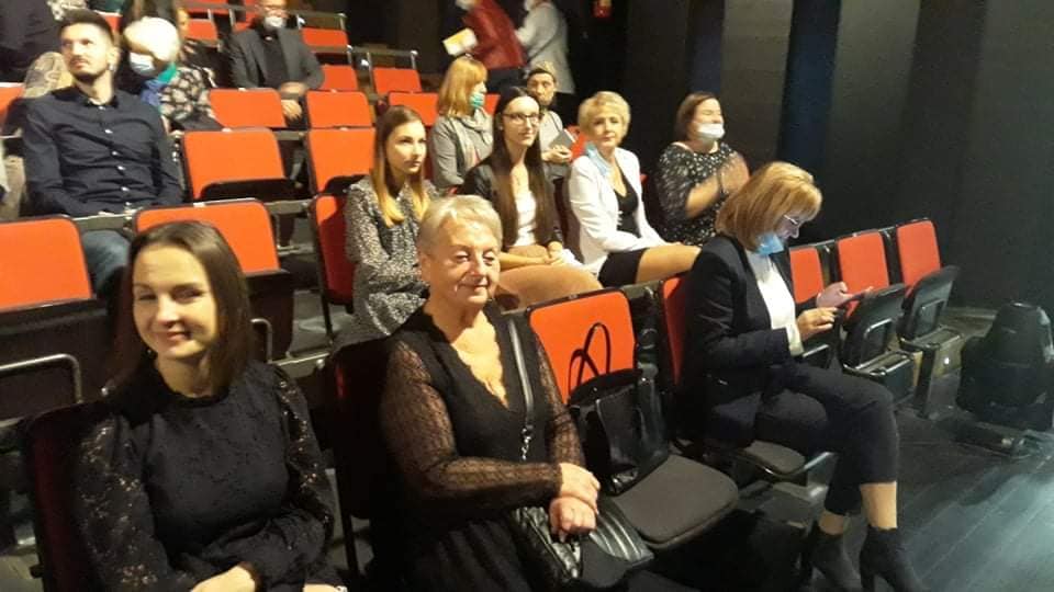 grupa ludzi siedząca w teatrze