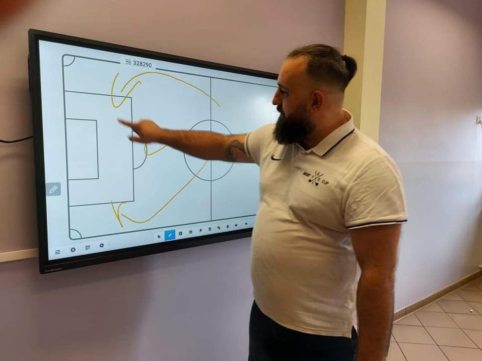 Przedstawiciel firmy EM-Multimedia prezentujący możliwości monitora